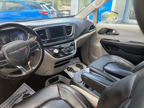 Used 2020 Chrysler Pacifica Touring-L FWD image 10