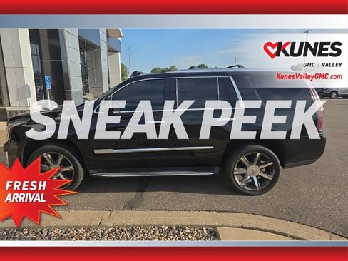 Used 2017 Cadillac Escalade Luxury AWD/4WD image 6