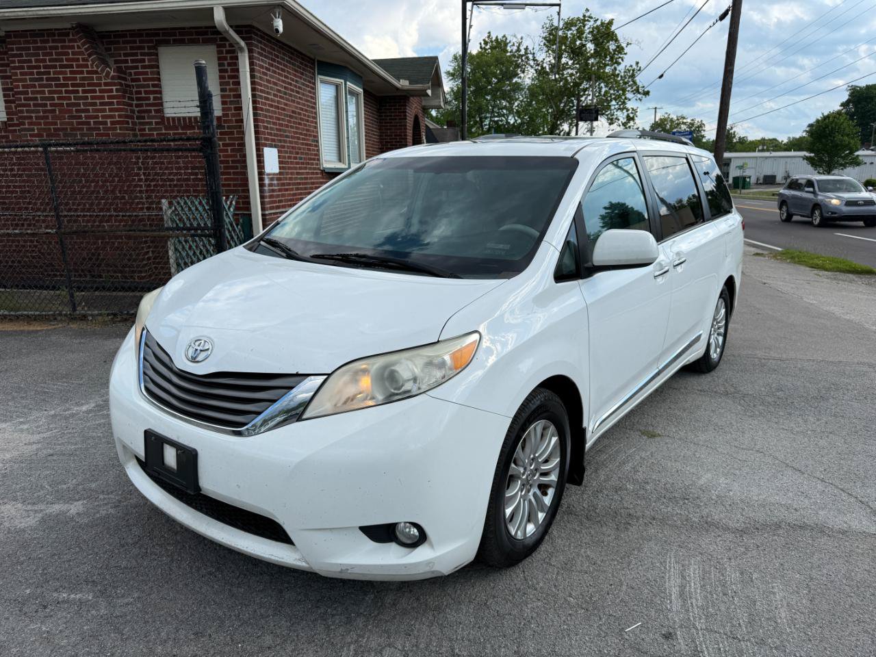 Used 2013 Toyota Sienna XLE w/ Entertainment Pkg FWD image 8