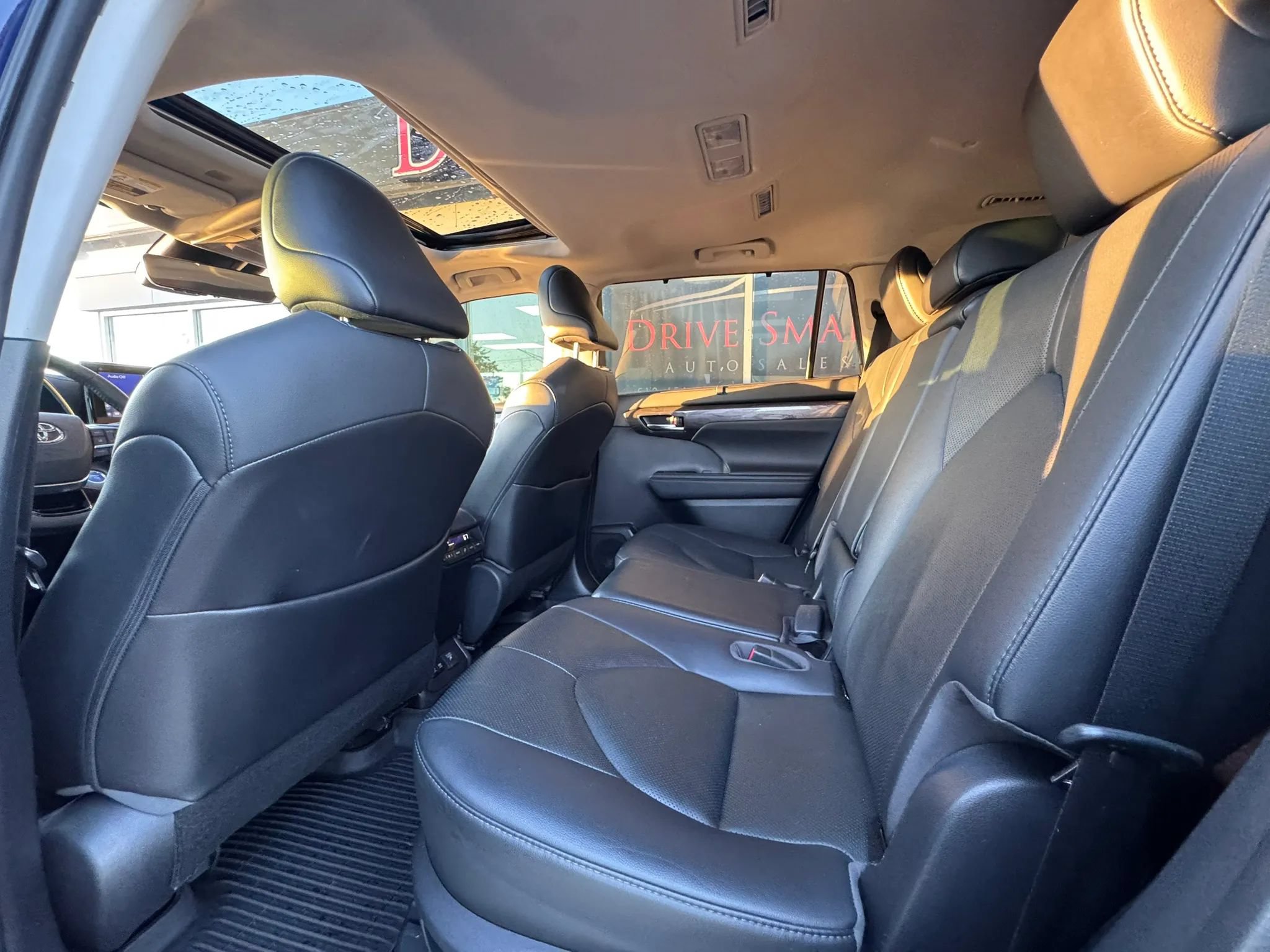 Used 2021 Toyota Highlander Limited FWD image 12