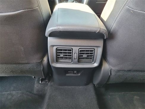 Used 2022 Toyota Venza LE image 17