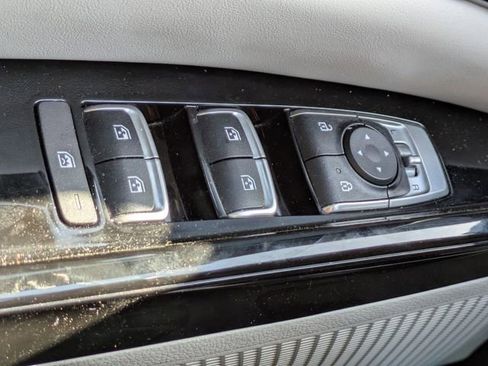 Used 2022 Kia Carnival EX image 29