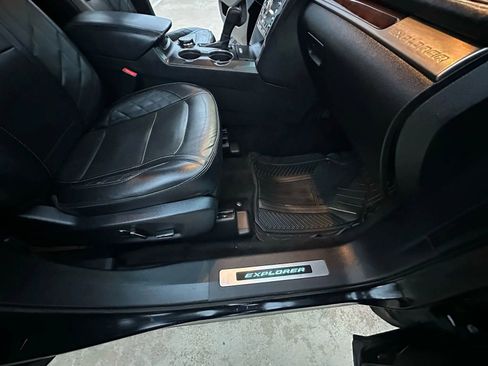 Used 2016 Ford Explorer Platinum image 27