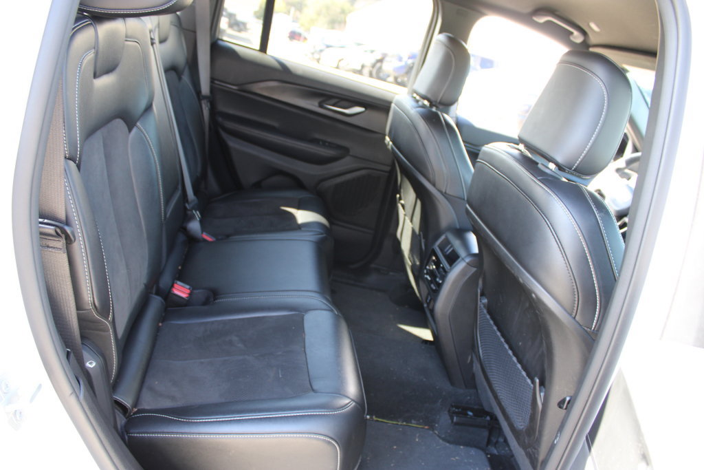 Used 2024 Jeep Grand Cherokee Altitude AWD/4WD image 12