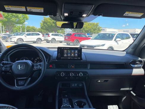 Certified 2025 Honda Pilot TrailSport image 11
