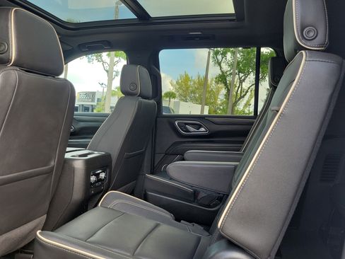 Used 2024 GMC Yukon XL SLT w/ SLT Premium Package RWD image 15