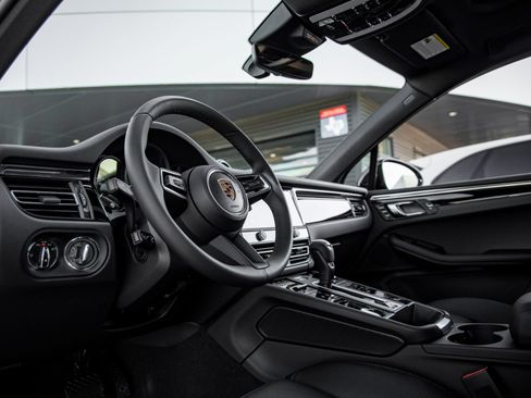 Certified 2026 Porsche Macan AWD/4WD image 4