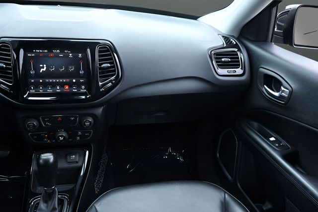 Used 2018 Jeep Compass Latitude w/ Popular Equipment Group FWD image 17