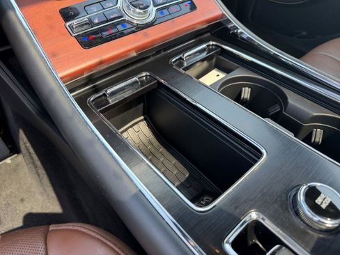 Used 2020 Lincoln Aviator Reserve w/ Elements Package Plus AWD/4WD image 34