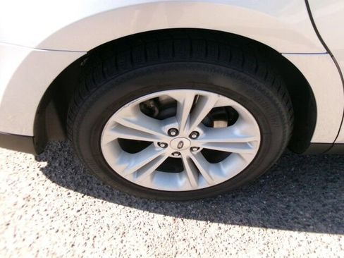 Used 2015 Ford Taurus SE image 23