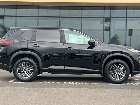 Used 2026 Nissan Rogue S FWD image 3