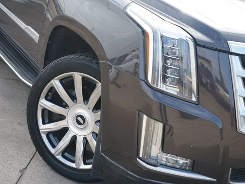 Used 2016 Cadillac Escalade Luxury image 5