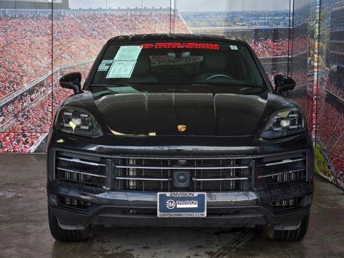 Used 2024 Porsche Cayenne AWD/4WD image 3