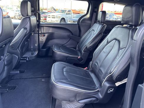 Used 2025 Chrysler Pacifica Limited FWD image 24
