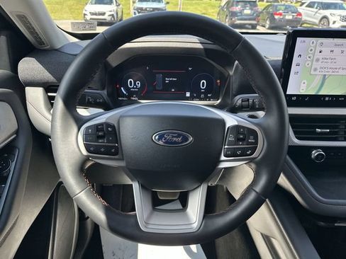 Used 2025 Ford Explorer Active AWD/4WD image 13