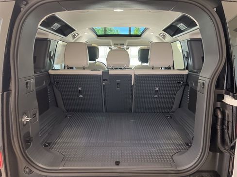 New 2024 Land Rover Defender 110 SE image 29