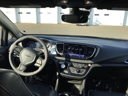 Used 2025 Chrysler Pacifica Limited FWD image 18