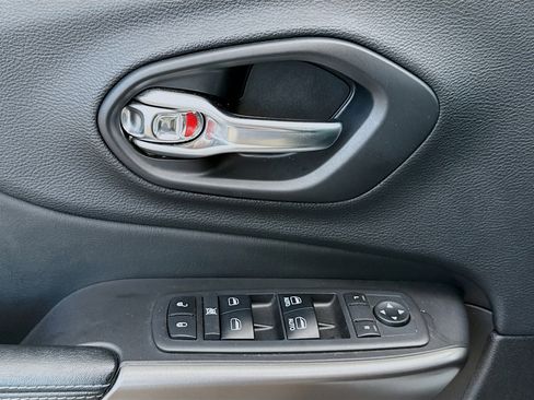 Used 2019 Jeep Cherokee Latitude Plus w/ Comfort/Convenience Group image 22