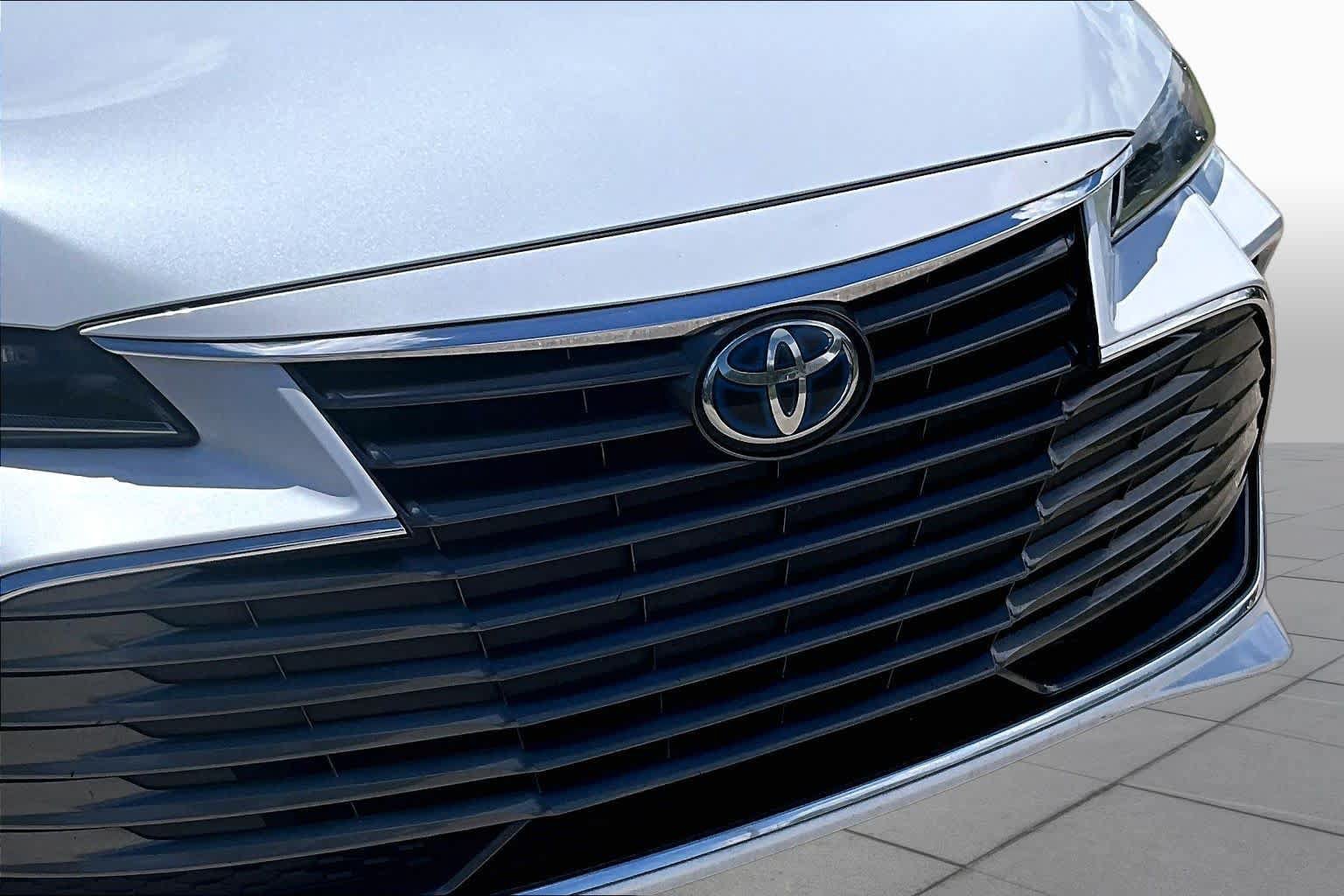 Used 2019 Toyota Avalon Limited FWD image 30