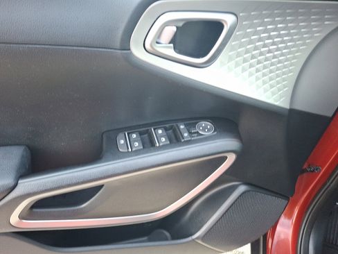 Used 2023 Kia Soul LX w/ LX Technology Package image 12