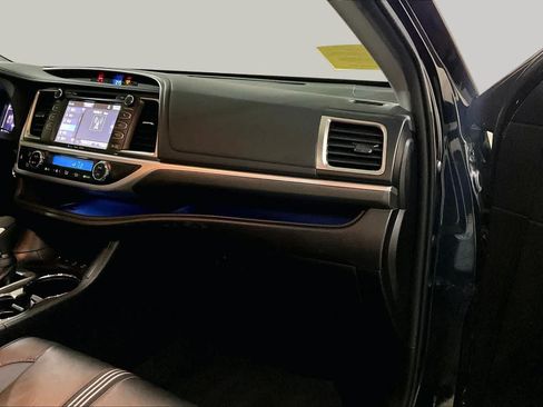 Used 2019 Toyota Highlander SE AWD/4WD image 18