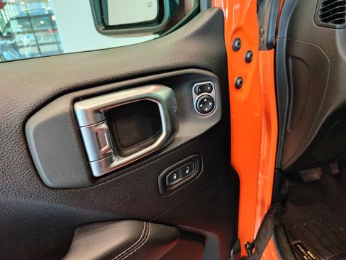 Used 2020 Jeep Wrangler Unlimited Sahara w/ Uconnect 4C Nav & Sound Group AWD/4WD image 9