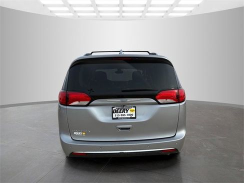 Used 2018 Chrysler Pacifica Touring-L image 5