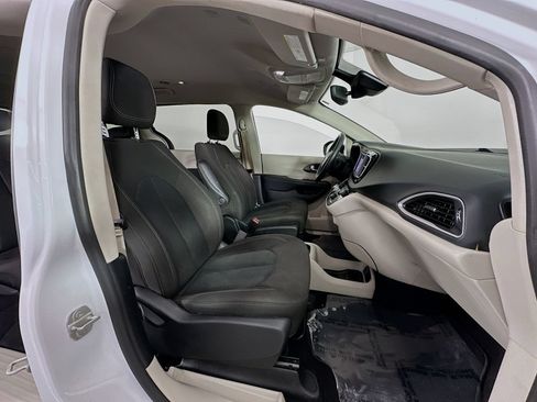 Used 2023 Chrysler Voyager LX FWD image 28