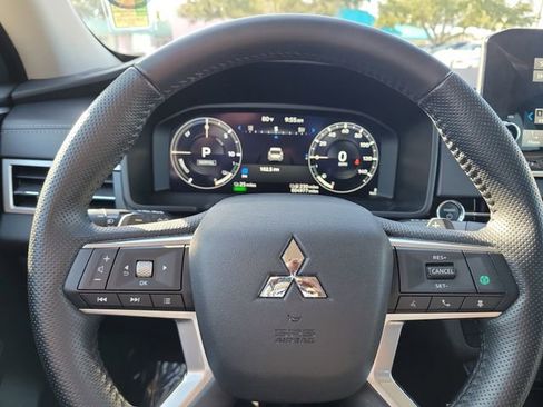 Used 2025 Mitsubishi Outlander SE image 26