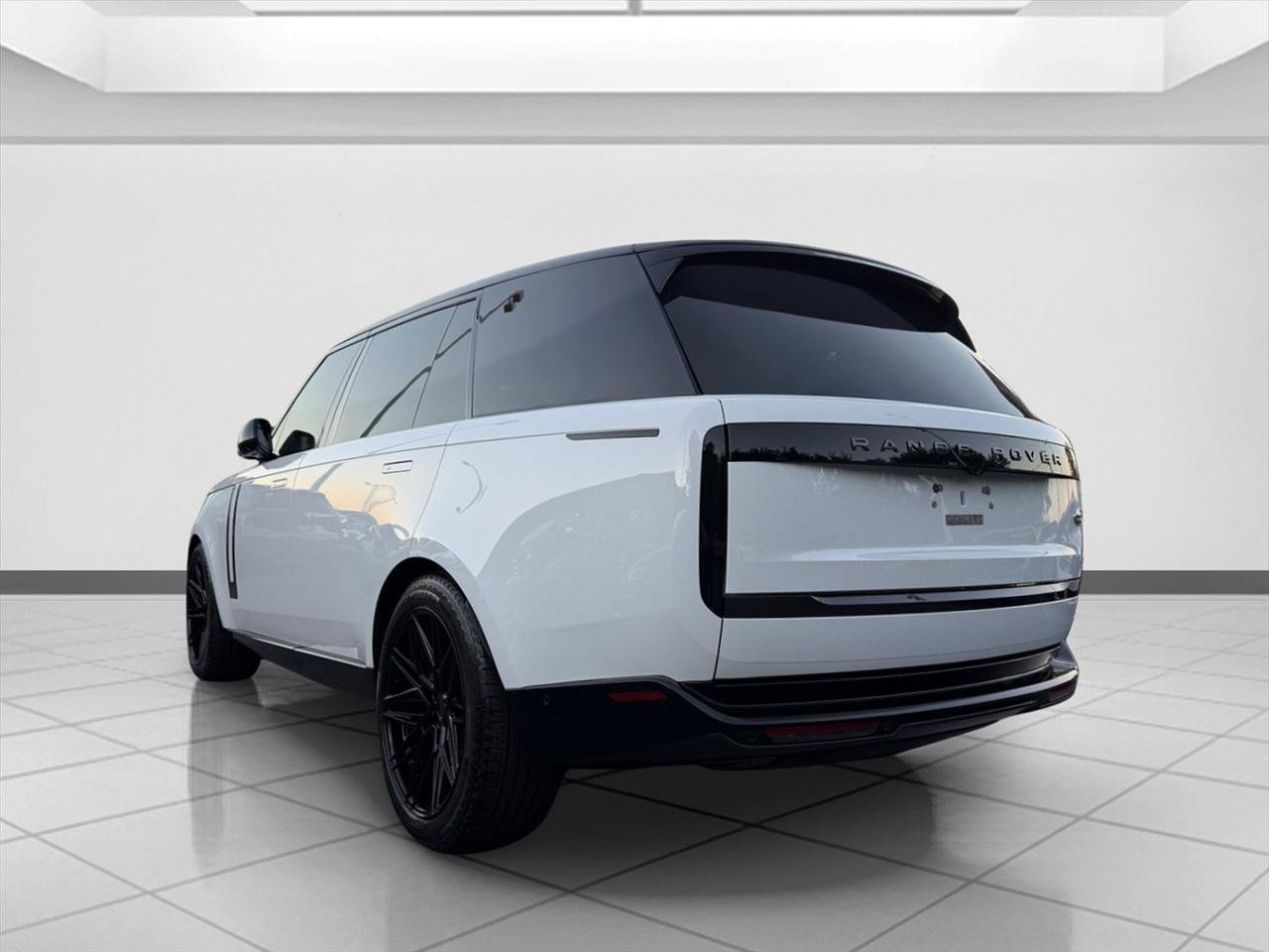 Used 2023 Land Rover Range Rover Long Wheelbase SE AWD/4WD image 4