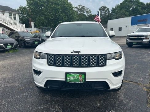 Used 2019 Jeep Grand Cherokee Altitude image 3