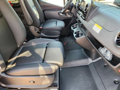 Used 2025 Mercedes-Benz Sprinter 2500 image 3