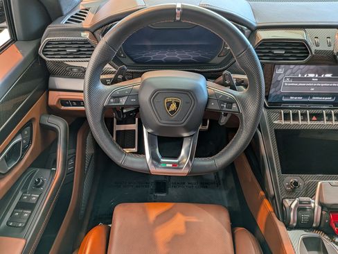 Used 2022 Lamborghini Urus AWD/4WD image 11