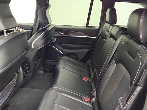 Used 2022 Jeep Grand Cherokee Overland w/ Luxury Tech Group IV AWD/4WD image 21