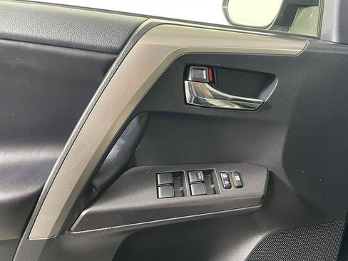 Used 2018 Toyota RAV4 XLE AWD/4WD image 18