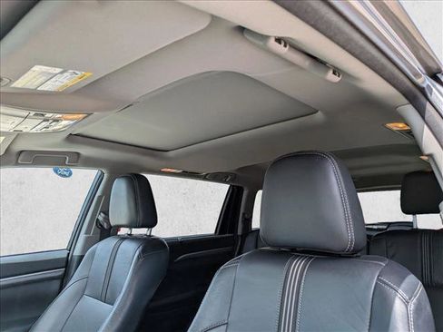 Used 2017 Toyota Highlander SE w/ Carpet Mat Package AWD/4WD image 19