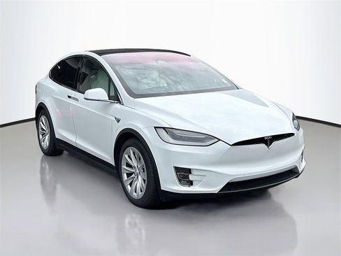 Used 2017 Tesla Model X 75D image 3