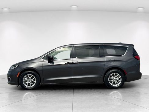 Used 2023 Chrysler Pacifica Touring-L FWD image 3