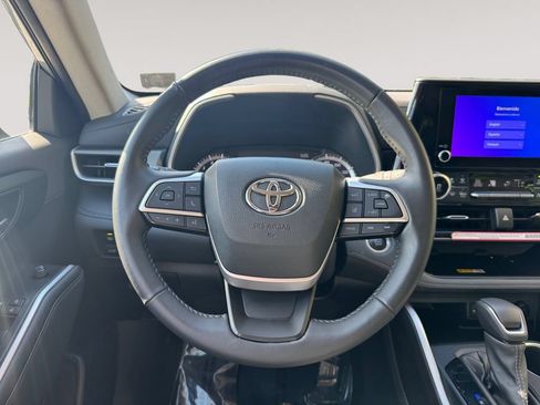 Used 2024 Toyota Highlander XLE AWD/4WD image 12