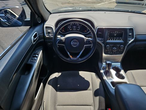 Used 2018 Jeep Grand Cherokee Laredo AWD/4WD image 12