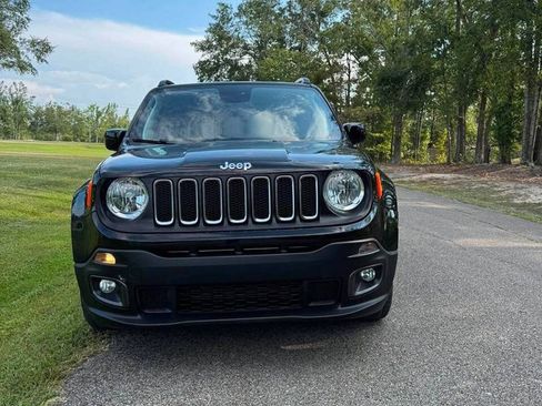 Used 2018 Jeep Renegade Latitude FWD image 2