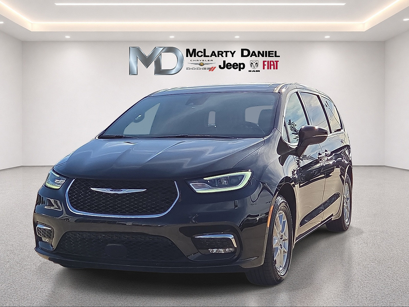 Used 2025 Chrysler Pacifica Select FWD image 2