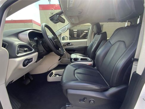 Used 2023 Chrysler Pacifica Touring-L image 10