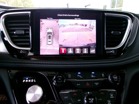 New 2026 Chrysler Pacifica Limited image 15