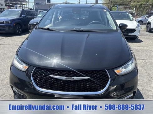 Used 2023 Chrysler Pacifica Touring-L FWD image 12
