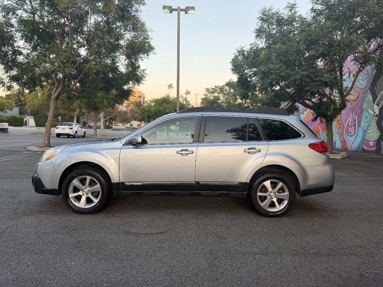 Used 2013 Subaru Outback 2.5i Limited AWD/4WD image 3