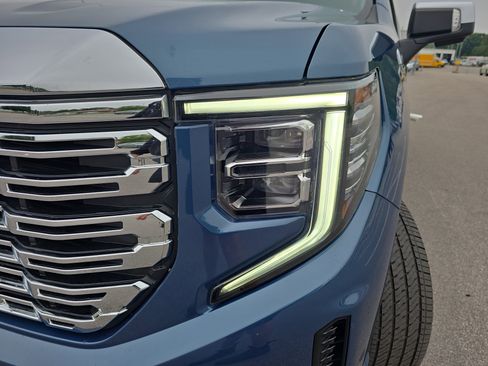 Used 2025 GMC Sierra 1500 Denali w/ Technology Package AWD/4WD image 32