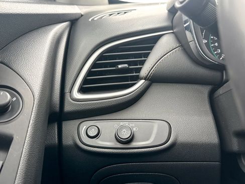 Certified 2022 Chevrolet Trax LT w/ Midnight Edition image 35