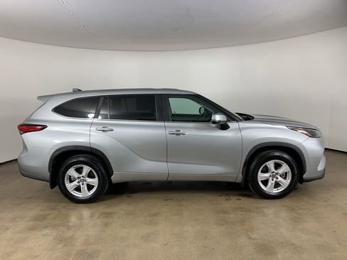 Used 2023 Toyota Highlander LE AWD/4WD image 7