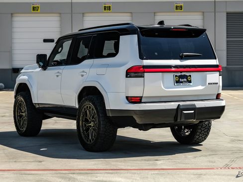 Used 2025 Lexus GX 550 w/ Accessory Package (2T) image 11